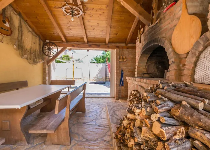 1 Bedroom Cozy In Appartement